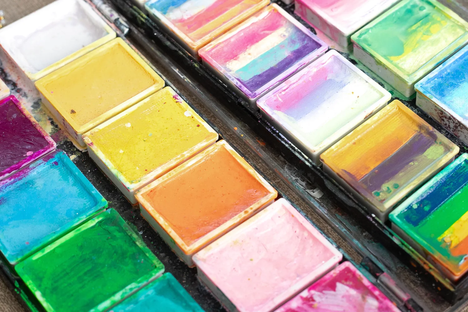 Bunte Schminkpalette mit vielen Farben